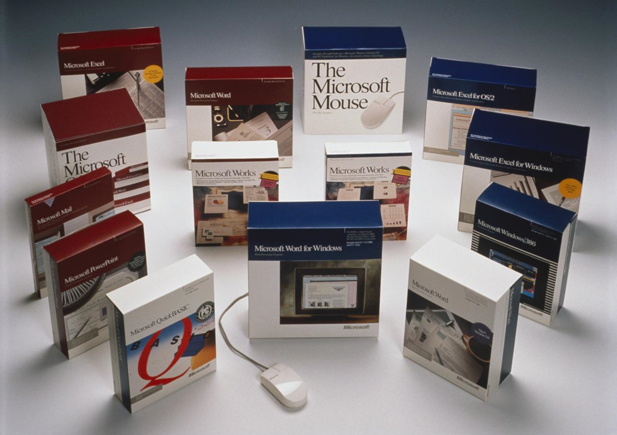 Коробочные версии продуктов Microsoft для Windows и Macintosh, источник Microsoft Sweden, CC BY 2.0