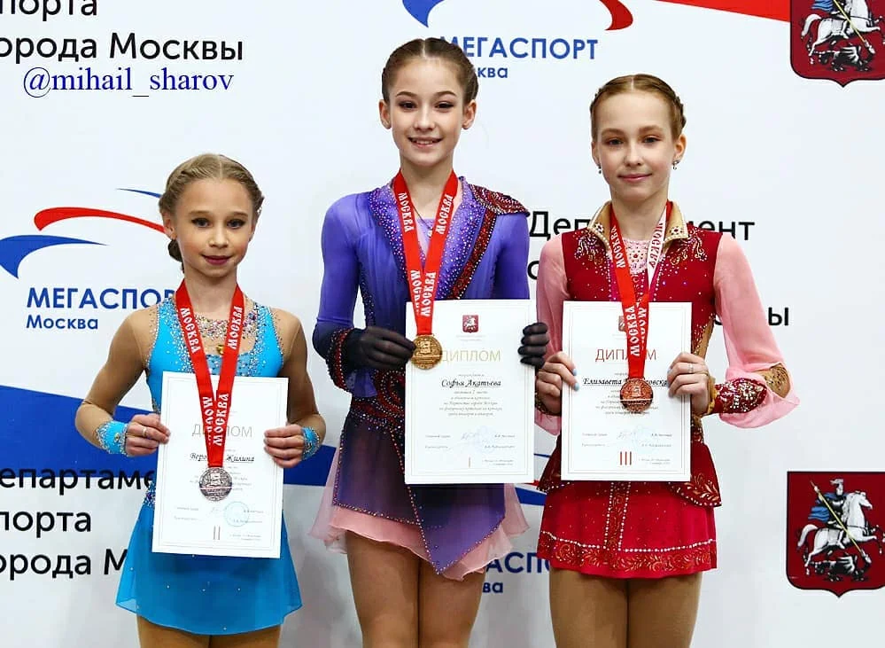 Вероника Жилина, Софья Акатьева, Елизавета Берестовская. Фото: Михаил Шаров. Источник: https://www.instagram.com/p/CEuKEofjMNU/