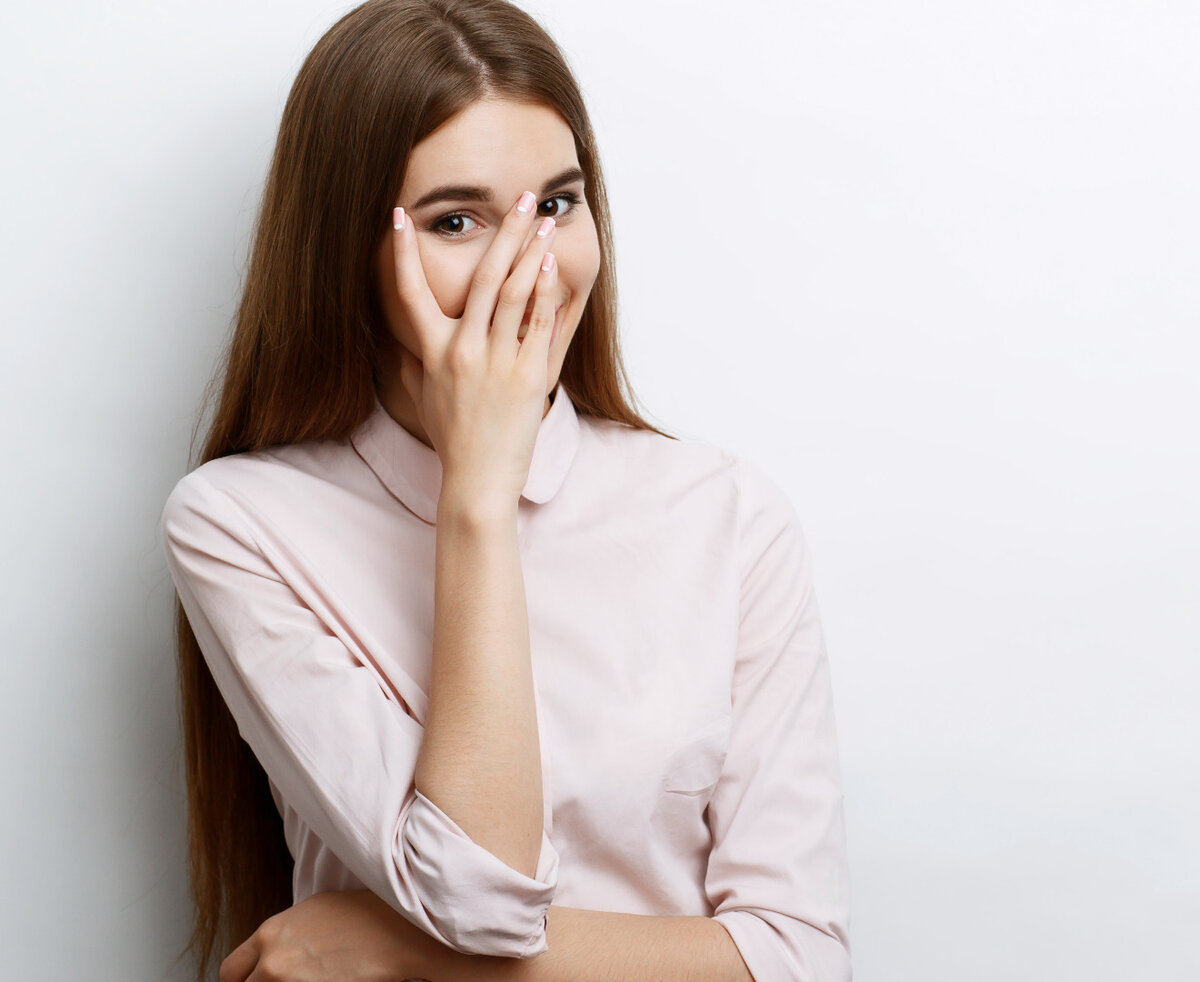 Why shy. Смущенная девушка. Девушка смущается. Девушка в замешательстве. Девушка стесняется.