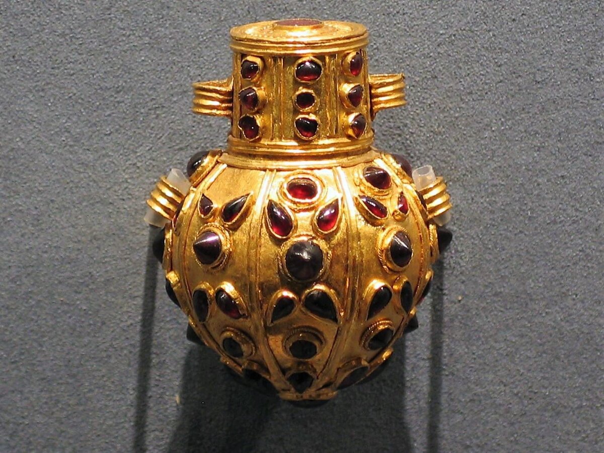 Золотой флакон с крышкой, украшенный 83 гранатами. Найден в кургане у села Глинище. Боспорское царство, III в. Государственный Эрмитаж