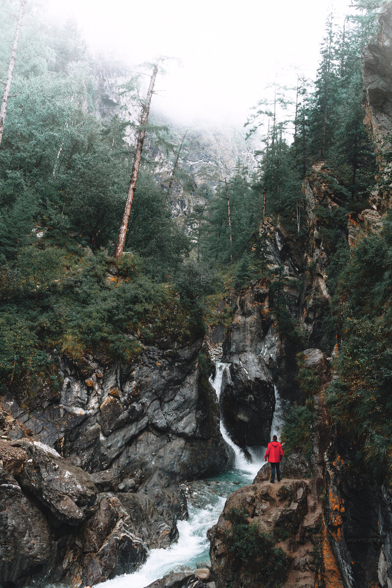 Отличным примеров фотографии в пасмурную погоду в серидине дня может стать данная фотокарточка. Водопад на реке Кынгыра, республика Бурятия.