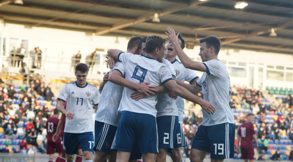 Молодежная сборная России празднует выход на Евро. Фото rfs.ru