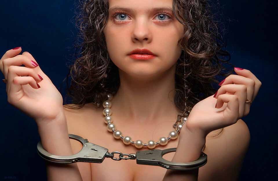 Девушка в наручниках красивое. Кандалы эстетика. Кандалы на руках. Женские руки в наручниках. Наручники кандалы девушки.