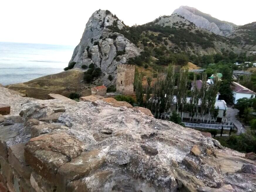 Гора Сокол и вид на море из Судакской крепости 