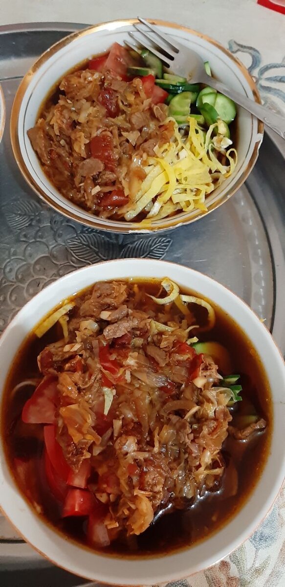 кук -си 🍜🍜🍜 Керек затлар :
гош.
капуста.
пияз
чеснок.
кр.перец
соя
классик лапша 
дуз
уксус
2шт майек
помидор ,кыяр 
маркопша ислесениста болады меники асыгыс болды 
таярланыуы:
сем майга саломка гошти кууырып дуз пязды азмазлан капуста,кр перец, чеснок, тамызып соя куйып астын астеен койып писирип аламыс . классик лапшамысты дузлы сууга кайнатамыс , соялы сорпамыс шама мн 2 л сууга 1 ас касык дуз+песок, 4-5 ас касык соя, 1 ч.л уксус салып кайнатып коямыс . 2 шт майектен жука етип блинчик писирип аламыс
