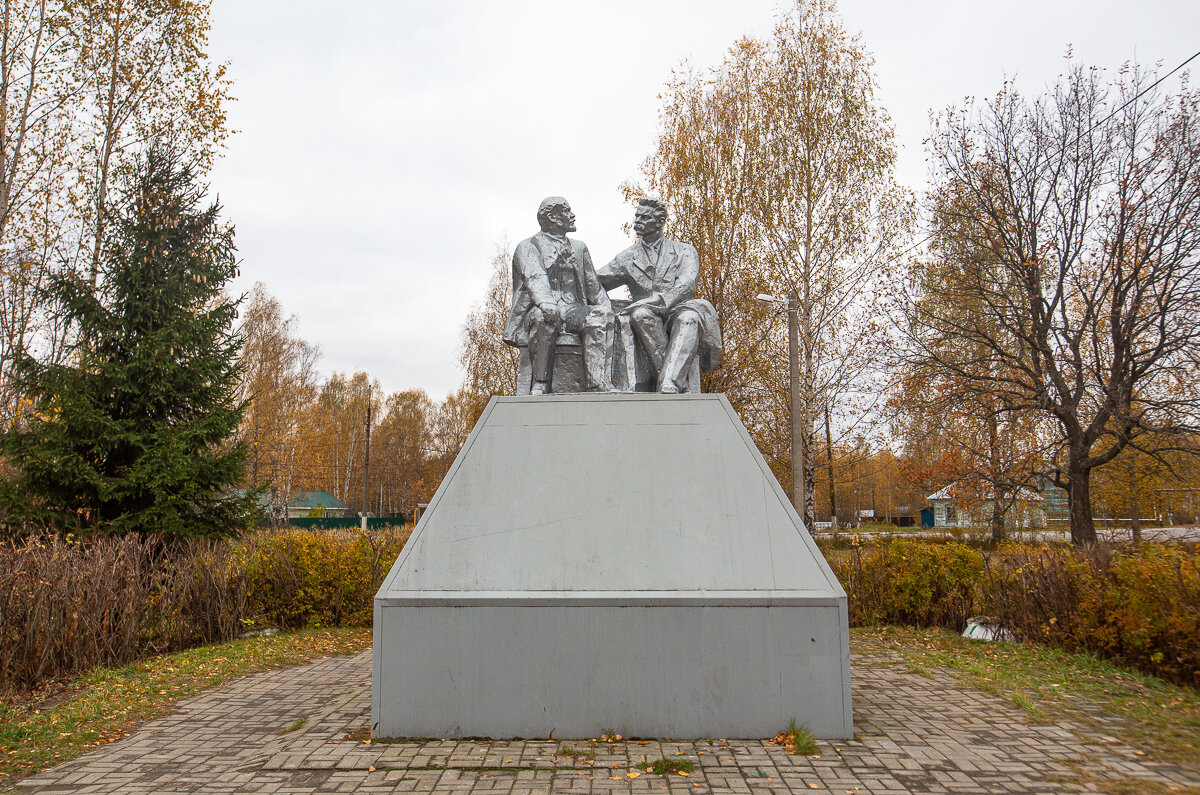 Туголесский бор. Поселок Туголесский Бор. Туголесский Бор памятник Ленину. Школа в поселке Туголесский Бор Московская область. Поселок Туголесье Шатурского района.