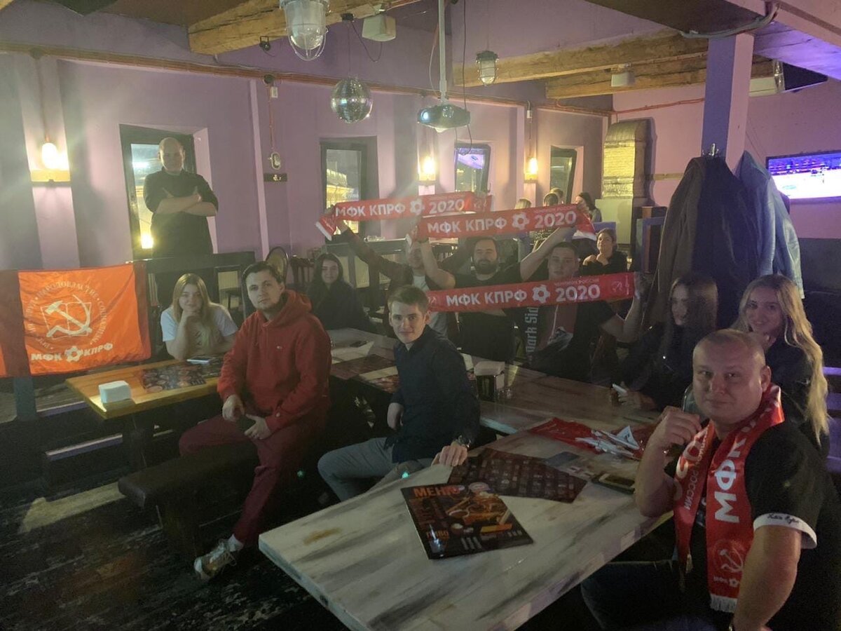 МФК КПРФ в невероятном полуфинале Лиги чемпионов уступил «Барселоне» 

В полуфинале Лиги чемпионов мини-футбольный клуб КПРФ в борьбе уступил одной из лучших команд последних десятилетий – «Барселоне». 
Начало осталось за хозяевами. Они быстрее вошли в игру и сумели воспользоваться ошибками в обороне. Первый мяч – за авторством капитана каталонцев Лосано. А вскоре Феррао, об опасности которого говорили очень много, сделал счет 2-0. 
Вторая половина стартового тайма осталась за нашей командой. Мы прижали хозяев к воротам, несколько раз опасно атаковали. Но забили лишь на последних секундах. Фирменный выстрел Ромуло вернул надежду! 
Во втором тайме МФК КПРФ по-настоящему включился. Артем Ниязов запрессинговал оппонента, отнял мяч и создал идеальную ситуацию для Янара Асадова – 2-2! Последние минуты двадцатиминутки прошли в очень напряженной борьбе, цена ошибка давила на обе команды. К сожалению, ее допустила наша команда – но уже в первое дополнительное время. 
При розыгрыше пятого у команды Бесика Зоидзе были шансы отыграться, но спасение пришло на последних секундах. 6-метровый в ворота «Барсы» реализовал Нандо – ничья, 3-3! 
В серии пенальти после удара Лина перекладина сыграла за хозяев. Испанцы все свои попытки реализовали. 
МФК КПРФ сыграет за бронзу Лиги чемпионов. Соперник – «Тюмень» Игра пройдет в воскресенье, начало 17:00 (мск). 
 
«Барселона» 4-3 (2-1, 0-1, 1-0, 0-1, пен 5-4) МФК КПРФ 
Голы: 1-0 Лосано, 2-0 Феррао, 2-1 Ромуло, 2-2 Асадов, 3-2 Эскердинья, 3-3 Нандо (6м) 
Пенальти: 0-1 Нандо, 1-1 Феррао, 1-1 Лин, (перекладина), 2-1 Ширайши, 2-2 Сими Сайотти, 3-2 Эскердинья, 3-3 Ромуло, 4-3, 4-4 Асадов, 5-4 Лосано