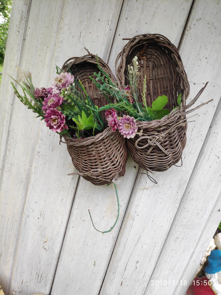 Это маленькое открытие мы с мужем сделали неожиданно. Мы приехали в гости в ст.Брюховецкая к родственникам. Утром домочадцев проводили кого на работу, кого по делам. А сами решили прогуляться, так как у нас маленький ребенок, мы взяли коляску и пошли, как говорится, куда глаза глядят. Нам было интересно.  После городских пейзажей и суеты  мы с интересом смотрели на дома и насаждения возле них. Станица большая и дома встречались разные: новые и старые, ухоженные и заброшенные. Перед домами у многих посажены плодовые деревья и цветы. В некоторых полисадниках есть на что посмотреть:  самодельные фигурки из пластиковых бутылок и колесных шин, камушками и бревнами выложены горки,   много разных цветов и декоративных деревцов. Глаз не оторвать, какая красота! Таким образом, мы пришли в тупик!  Мы прошлись по ул.Набережной и вышли на окраину станицы. С одной стороны дома, а с другой - железная дорога,   посередине  большой участок земли. Многие люди, перед чьими домами оказалась эта земля, стали ее обрабатывать,  причем уже не один десяток лет.  Кто-то посадил сад, у кого-то просто посажены цветы, а кто-то  развел огород и посадил там картошку, свеклу, тыквы, кукурузу и т.д.  А вот то, что мы увидели - просто красотища! Один из жителей  напротив своего дома расчистил такой земельный участок и сделал там сад с элементами творческого декора. Это было неожиданно:  частный сектор, окраина станицы и тут такое великолепие!!! Первое, что мы увидели, были  беседка и клумба "паровоз" (очень мило- белый деревянный паровозик, а в декоративных вагончиках высажены цветы). С обеих сторон дорожки плетеная изгородь. Посажены плодовые деревья (мы застали спелые, созревшие и очень вкусные яблочки), несколько берез, так же высажены хвойные деревья и конечно же, много-много всяких разных цветов. Все ухожено:  деревья привиты, стволы побелены известью, земля под деревьями обкопана; клумбы ухоженные и прорыхленные;  трава на полянке подстрижена под газон. Между этой зеленью имитированный пруд: молодая сосна, под ней большими камнем выложен круг, а в нем маленькие камушки, выкрашенные в синий цвет (имитация воды), через пруд деревянный мосток, на нем садовая гипсовая улитка. Декоративный колодец с деревянным ведром. Мне приглянулся "очаг" - вместо огня круг из камушков,  березовых бревен и цветов, а сверху "котелок - клумба". Белые садовые качели, мечта дачника! Березовая лавочка-муляж. Когда нас увидел хозяин, пошутил:  «Только не садитесь на лавочку» (фото лавочки прилагается). Настоящий прудик, также выложен большими камнями, на берегу стоит  цапля, а в самом пруду живут настоящие  кувшинки и лягушки. Это очень красиво, словами не передать,  да и фото не сможет передать тех ощущений  увиденного. Мы долго все рассматривали, я не удержалась и начала фотографировать. Мне захотелось поделиться своей находкой. К нам вышел хозяин этого « произведения». Человек он оказался добродушный и приветливый. Мы не могли сдержать свой восторг, ему было лестно наблюдать,  как у нас горели глаза. Ведь все поделки сделаны практически из подручных материалов. Нам предложили попробовать яблок из сада и пожелали доброго пути.
Вот такое маленькое приключение с нами случилось неожиданно, просто пошли погулять по улочкам… Самое удивительное в этой истории, что местные жители  даже не знают, какая красота находится совсем рядом,  в их станице.
Надеюсь, Вам понравятся мои фото, приятного просмотра.