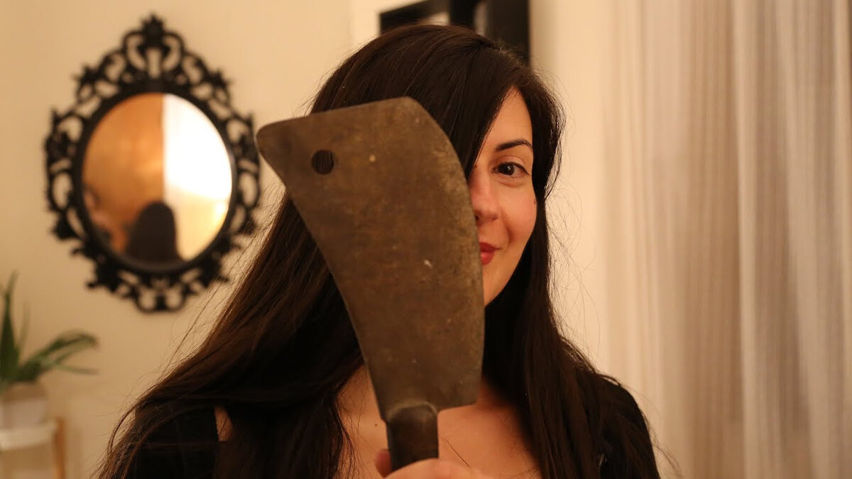 Милая дева с тесаком — сама Мона Авад, автор «Зайки»