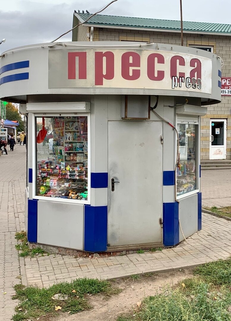 пирожные в кондитерской. пирожные в кондитерской. ларек с выпечкой. витрина с кондитерскими изделиями. киоск в воронеже в переходе.