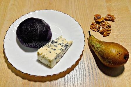Шаг 1 Ссылка
Для приготовления салата нам потребуются свёкла (заранее печёная/отварная), спелая груша, сыр Дор Блю и немного грецких орехов.Как варить свёклуКак правильно запечь свёклу