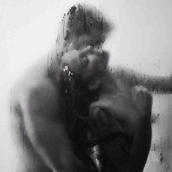 Это случилось прямо в душе, а потом мы перешли на кровать....