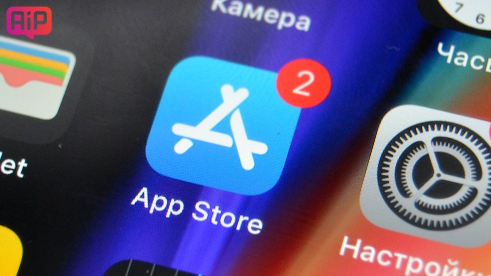 Что в нем такого хорошего?Когда речь заходит о покупке нового смартфона, современные пользователи сталкиваются с непростым выбором — различных устройств на рынке великое множество. Традиционно самое сложное — определиться с ОС. Вы хотите мощный актуальный гаджет? Тогда все сводится к iOS или Android. На первой работают все айфоны, на второй — десятки и сотни различных моделей. О преимуществах «Андроида» мы говорить сегодня не будем. Расскажем, почему стоит остановиться именно на iPhone.
1) Простота использования, высокий уровень стабильности и безопасности
Операционная система iOS — закрытая. Она значительно более надежная и вылизанная — еще бы, ведь она предназначена для одного устройства, а не сотен и тысяч, как Android. Айфоны не тормозят (если им образно не сто лет от роду), они понятнее для пользователя. Да, в iOS безусловно меньше надстроек, чем у Android’а — зато стабильность на высоте. Не так много приложений, но взамен — куда больше безопасности.2) Поддержка на 5 лет
Купив новый смартфон на Android, вы не знаете, получите ли вы обновление ОС через год, не говоря уже об отдаленном будущем. Приобретая новый айфон, вы можете быть уверены в том, что Apple продолжит обновлять iOS для него в ближайшие 5 лет (а то и дольше)! И работать прошивка будет, если не замечательно, то как минимум хорошо.3) Айфон медленно теряет в цене
Если вы захотите продать свой iPhone через год, то ваши финансовые потери окажутся минимальны. Устройства Apple дешевеют крайне неохотно, в отличие от тех же смартфонов на Android’е. Если вы когда-либо продавали 2-3-летний Samsung, то понимаете, о чем речь. А тот же древний iPhone 6 (вышедший аж 5 лет назад) в хорошем состоянии по-прежнему можно продать за 10-12 тысяч рублей.4) Оптимизация софта с железом
Айфоны стабильно демонстрируют феноменальную скорость работы. А еще — высочайший запас прочности. Тот же чип A10 Bionic, установленный в iPhone 7 (2016 год выпуска), по-прежнему справляется не только со всем повседневными задачами, но также и с требовательными играми. iPhone, которому несколько лет, это совсем не то же самое, что смартфон на Android’е такого же возраста. Никаких глюков, высокая производительность и соответственно радость пользователя. Достигается это за счет слаженной работы железной начинки с грамотно настроенным софтом.
5) Качественное стороннее ПО
В Google Play – полно мусора. А еще разработчики ПО объективно не способны оптимизировать приложения для Android-устройств так, как для iPhone. Еще бы — ведь таких девайсов сотни и сотни. Поэтому ни о какой 100% стабильности речи даже не идет. Айфон с App Store — совсем другое дело. Во-первых, в App Store куда более строгая модерация — нерабочих программ вы там не найдете. Да и общий их уровень будет заметно выше.