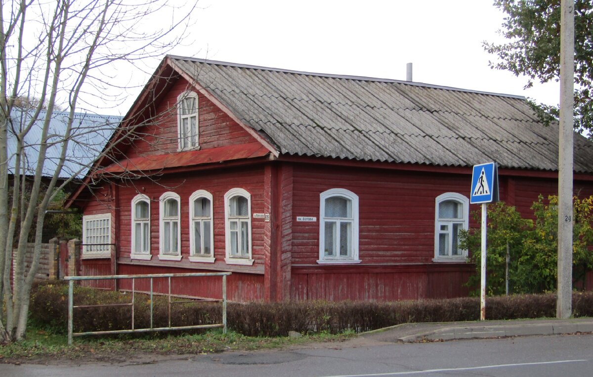 Еще один дом, похожий на предыдущие, но крупнее - в четыре окна по фасаду