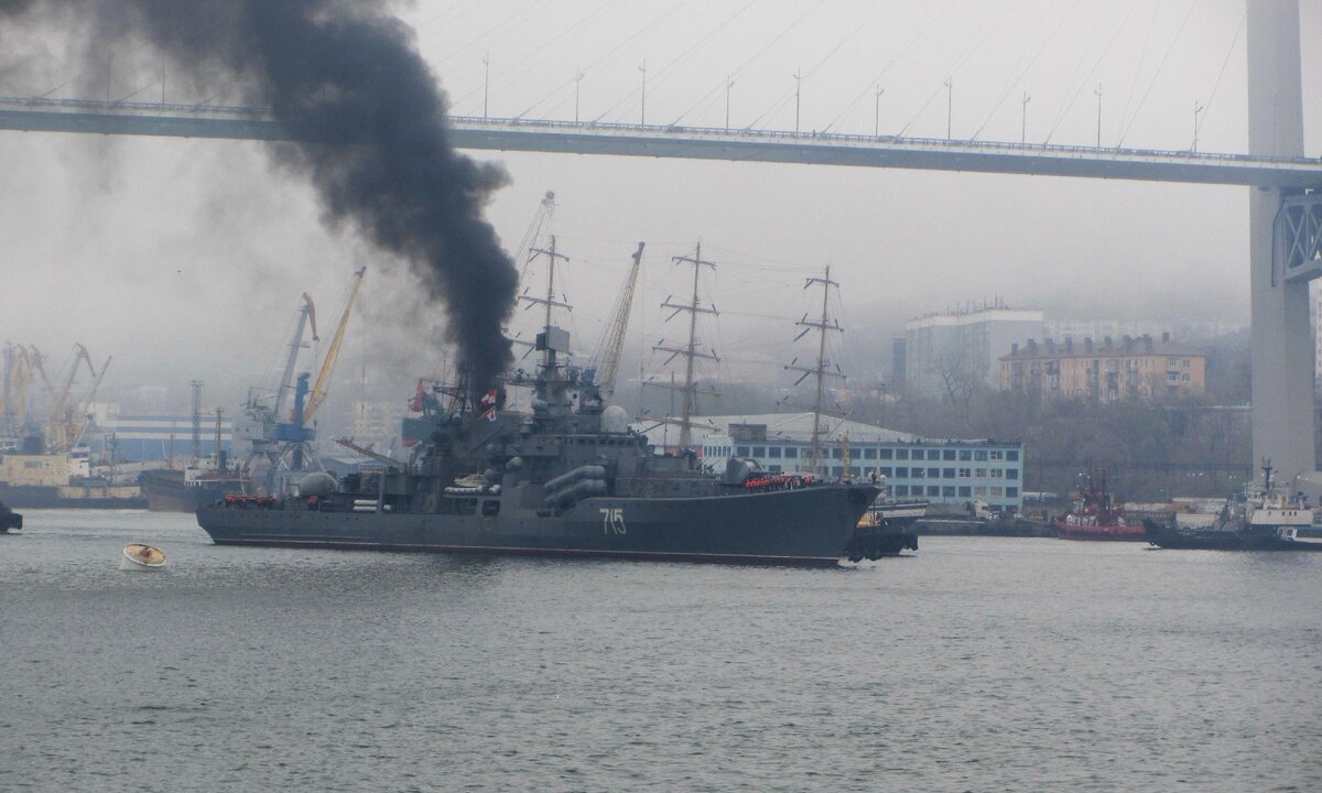 Эсминец "Быстрый" дымит. Источник: navy-korabel.livejournal.com