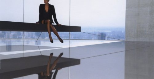 Эта кровать буквально заставит вас почувствовать, будто вы спите, паря в воздухе, потому что в её конструкции используются магниты, чтобы левитировать на высоте почти 40 см от пола. 
