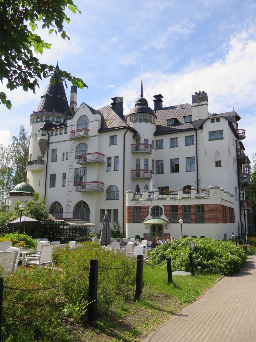 Замок-отель Valtionhotelli (рядом есть халявная парковка)