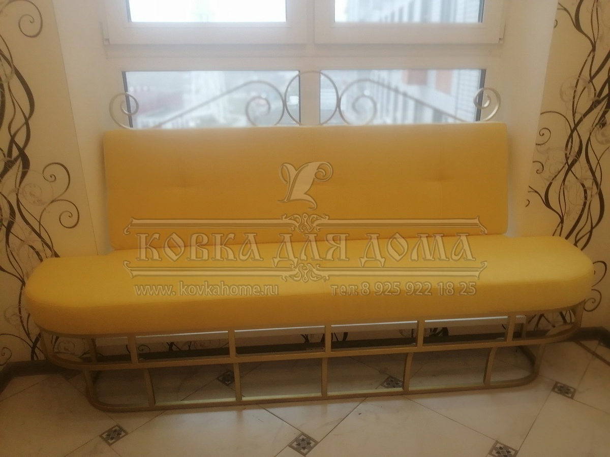 Диван в современном стиле в оконный проем.