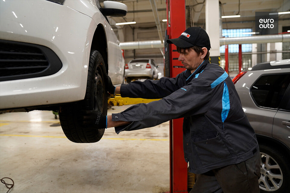 Александр Значитов, механик СТО ЕвроАвто на Декабристов, 20
