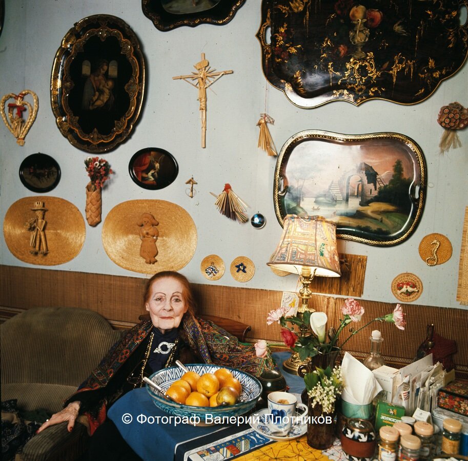 Лиля Брик на фоне жостовских подносов