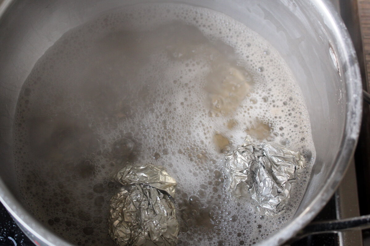 Почистить серебро в домашних сода фольга. Чистка серебра фольгой. Чистка серебра в алюминиевой кастрюле. Сода соль фольга. Чистка серебра солью.