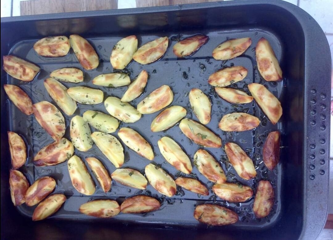 В Германии к мясу подают запеченный картофель, часто с розмарином для аромата