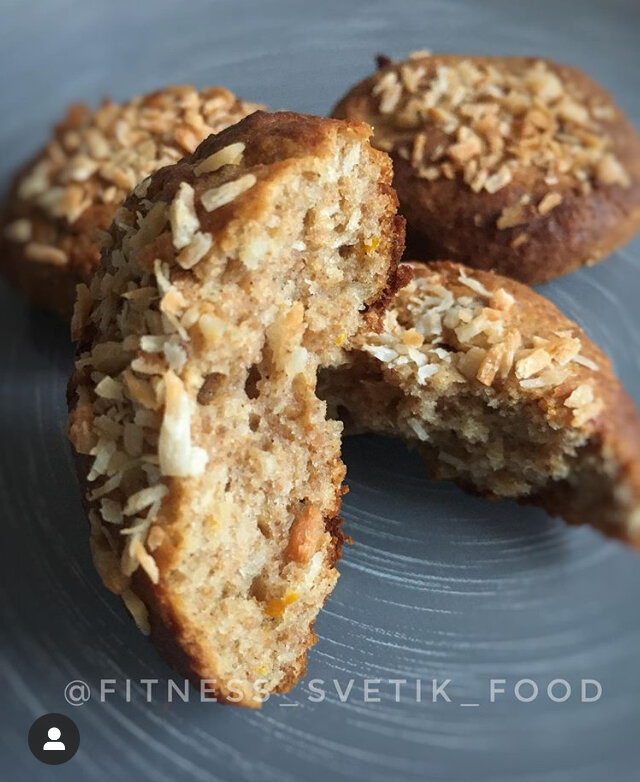 Апельсиновые печенье с протеином
От @fitness_svetik_food
⠀
Невозможно съесть одну или две! Но только утром!
⠀
Из этого количества продуктов получилось 25 шт.
Б-3.66
Ж-3.15
У-6.41
1 порция - 68ккал.
⠀
🔶продукты:
-1 апельсин
-1 яйцо
-100 гр творога обезжиренного
-80 гр овсяной муки
-80 гр рисовой муки
-40 гр ржаных отрубей
-2скупы протеина( у меня был со вкусом крем брюле)
-1 ст л льняной муки
-2 ст л кокосового масла
-2 ст л растительного масла
-2 ст л кокосовой стружки
2 ст л мёда
-1 пакетик ванилина
-1/2 ч л разрыхлителя
-2 скупы фит парада
⠀
🔶приготовление:
🔷растопить масло, добавить подсолнечное масло
🔷добавить натертую цедру одного апельсина и сок этого же апельсина, вмешать яйцо ,мёд и творог
🔷добавить все сухие ингредиенты и замесить  тесто
🔷обмакнуть руки в воде и разделить тесто на 25 частей, шарики выложить на самозванный маслом пергамент и расплющить ( я сверху положила стружку)
🔷выпекаем в духовке при 180 * 10-15 мин до золотистого цвета.
⠀
Дом наполняется нереальным цитрусовым запахом! 🥳
⠀
Скажите-так много ингредиентов. Ну а как! Печеньки должны быть полезными! Полезные жиры, угли и так не достающие вам белки!
⠀
#fitness_svetik_food #healthyfood #health #еда #едаеда #полезноепитание #ппрецепты #рецепты #рецептынакаждыйдень #ппвкусняшка #вкусноиполезно #полезнаяеда #творог #творогрецепт #рецептыизтворога #творожныеушки #детство #едабезвреда #зож #бжу #ижевск #фото #instafood #instalike #еданазаказ #печеньерецепт