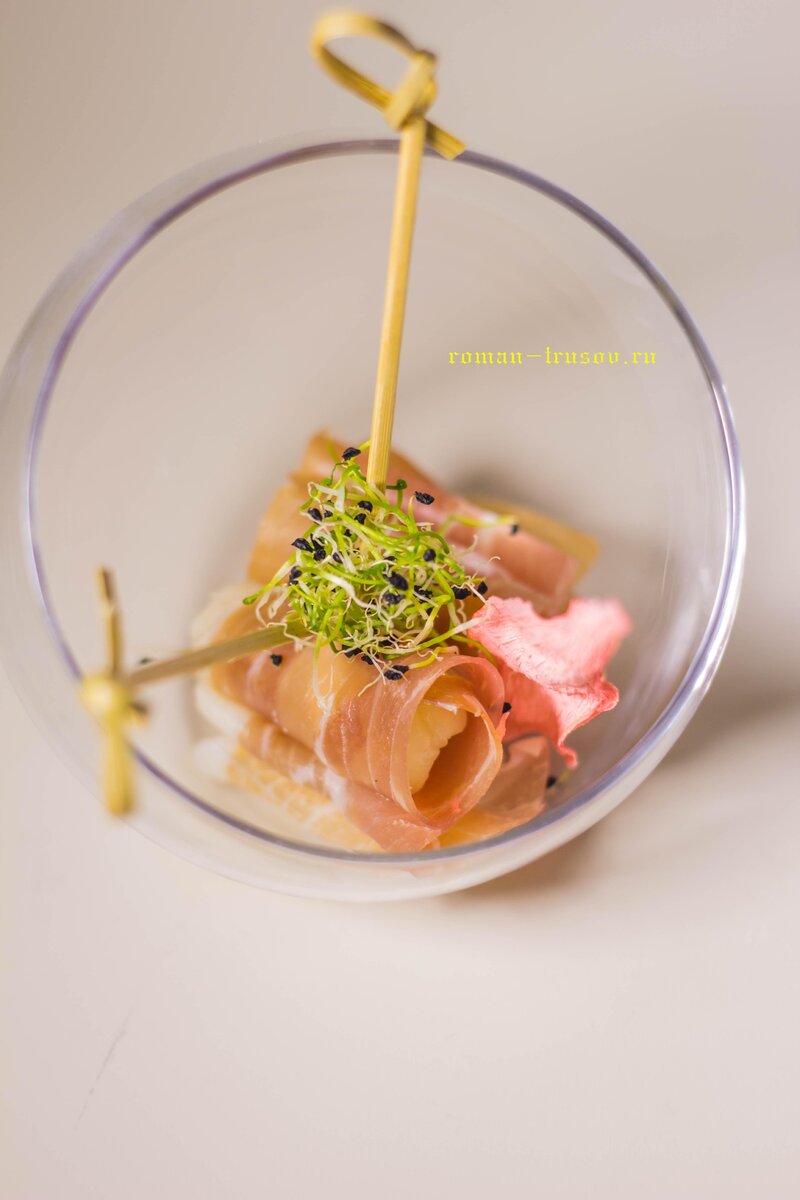 Дорогой хамон. Всем известный испанский деликатес стартует от 23 евро, но в основном люди переплачивают за нарезку и приобретение в магазине. Если отправиться в сельскую местность (на фермерство) и закупить целую ногу, то тот же деликатес может обойтись уже в 6 евро. Да и вспомним, что даже обыкновенный хамон должен быть выдержан не менее 1 года. К слову, советуем приобретать в специализированных магазинах, но никак не в супермаркетах в вакуумной упаковке – продадут вам что угодно, но только не элитную свинину.