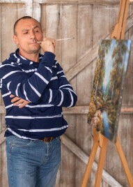 После окончания художественной школы № 1 г. Загорска, Михаил поступает в Богородское художественно-промышленное училище, которое заканчивает с отличием. Там же, в Подмосковье и состоялись его первые выставки: Хотьковский краеведческий музей, Сергиево-Посадский историко-художественный музей-заповедник.