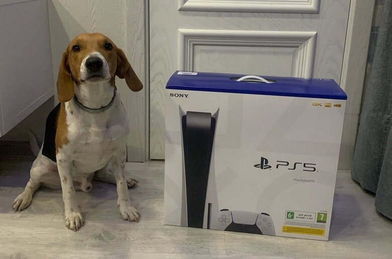Счастливый получатель новой игровой консоли PS5.