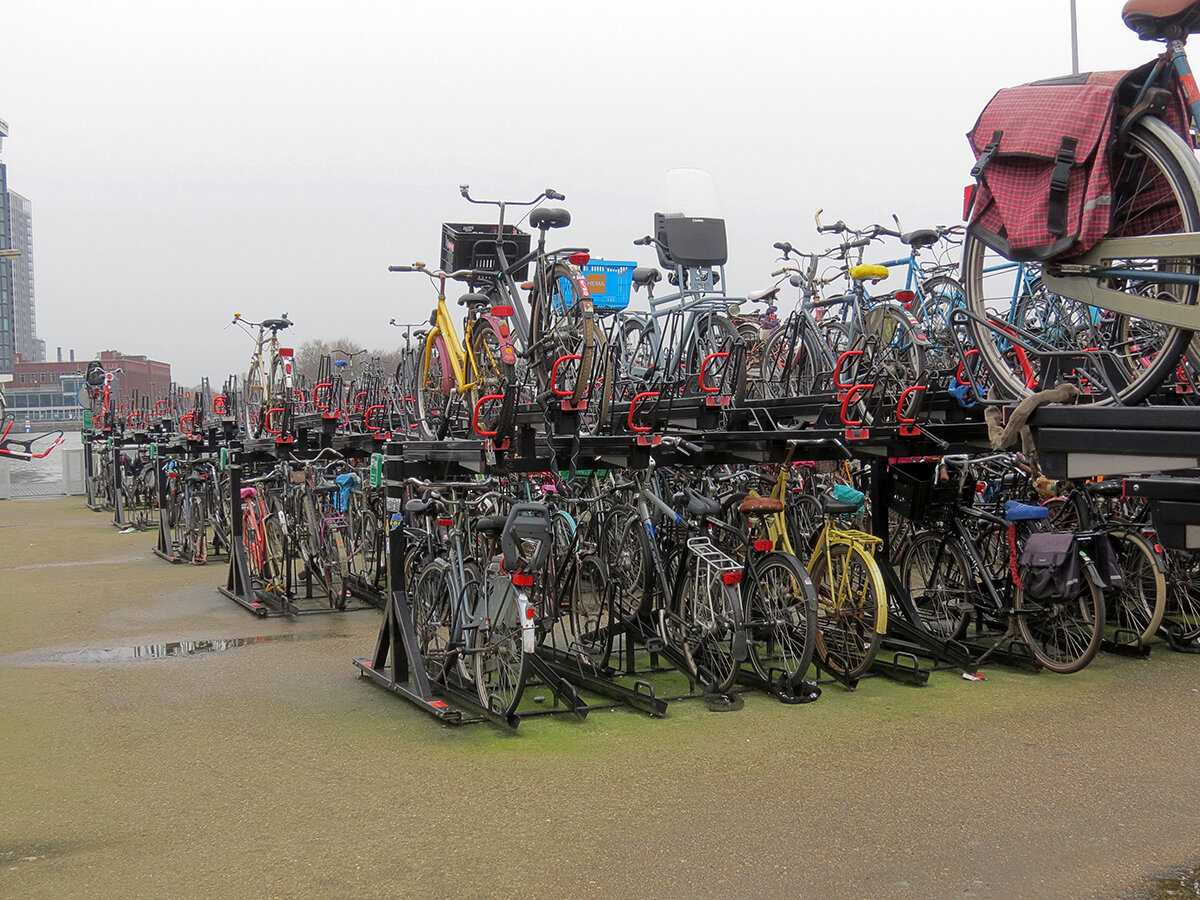 Самая большая велопарковка Fietsflat, она находится на Центральном вокзале Амстердама. Фото автора. Листайте галерею