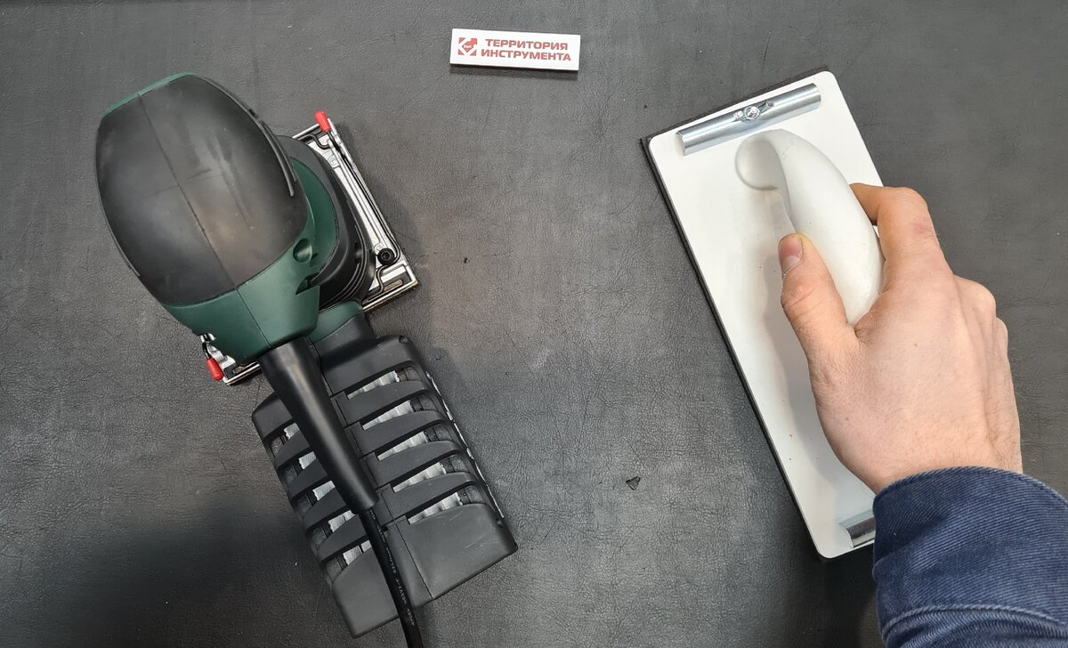 На фото справа ручной сеткодержатель, им шлифуют в ручную