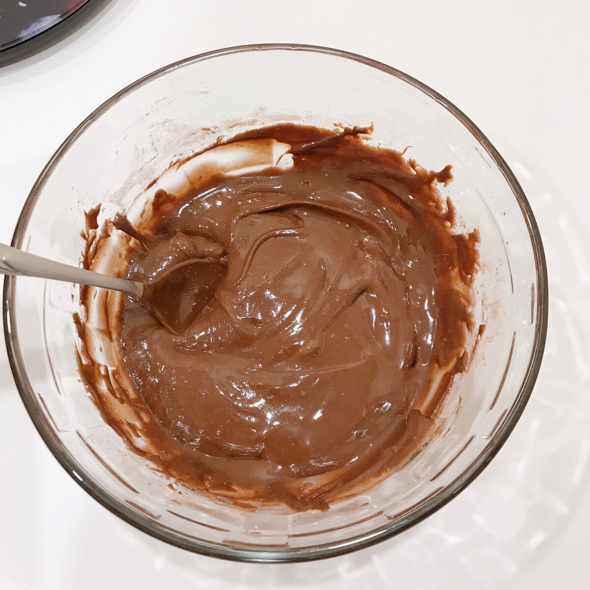 Хорошо перемешиваем сгущённое молоко и какао порошок 