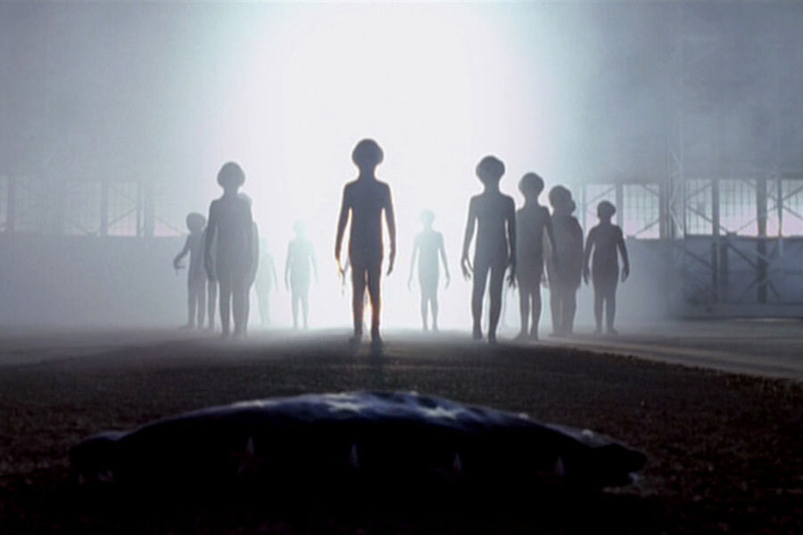 При этом Эшед уверен, что пришельцы должны были помешать действующему президенту США Дональду Трампу взорвать их прикрытие и узнать их секреты. Он отметил, что Трамп ведет переговоры с инопланетянами через звонки мировым лидерам, таким как Ким Чен Ын. Хаим Эшед в настоящее время является сотрудником службы безопасности Израиля. Она также на протяжении 30 лет возглавлял управление космической программы Министерства обороны. Кроме того, он имеет научную степень и является профессором Института космических исследований Ашера Техниона. 