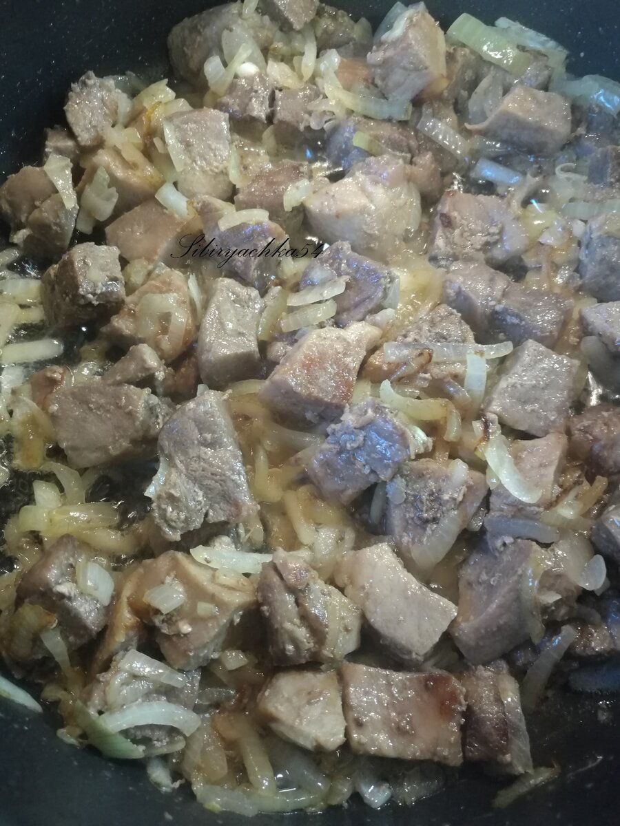 Мясо обжариваем с луком до готовности 