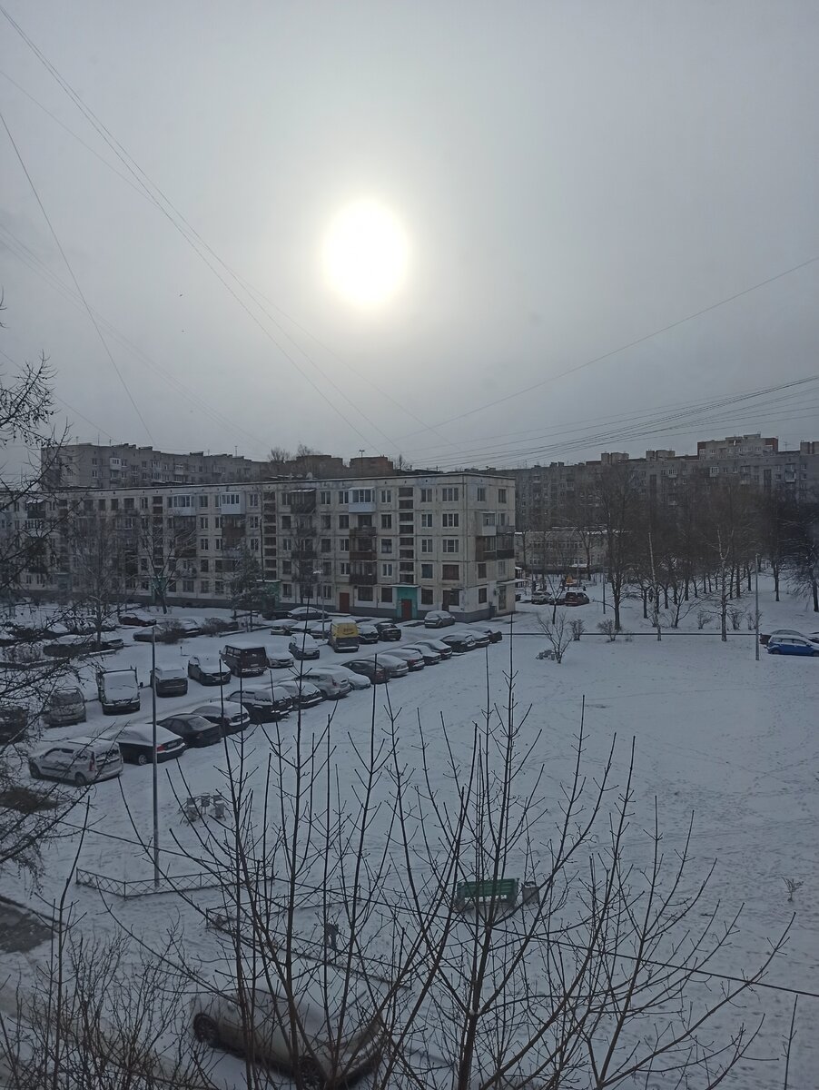 Как любят шутить в СПб про солнце - неизвестный светящийся объект)) 