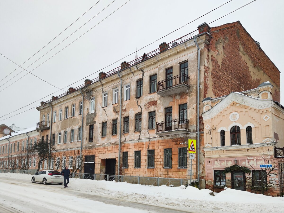 Как вам состояние дома? А это всего лишь 200 метров от главных достопримечательностей!