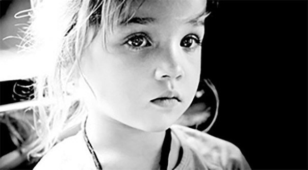 -Бабуль, а когда я вырасту, то смогу стать балериной? Смотри, как я танцую! – маленькая девочка кружилась посреди комнаты – Бабуль! А мы едем путешествовать? А почему ты только мои вещи собираешь?