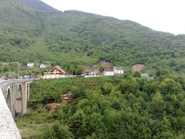 В своей поездке в Сербию и Черногорию мы немного прикоснулись к природе этого региона. Фото из поездки в Дурмитор, на мосту Джурджевича (самом высоком автомобильном мосту в Европе), там через реку Тару уже Санджак, общины Бело Поле и Плевля.