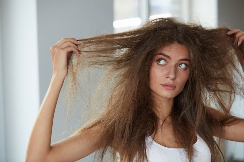 Почему электризуются волосы