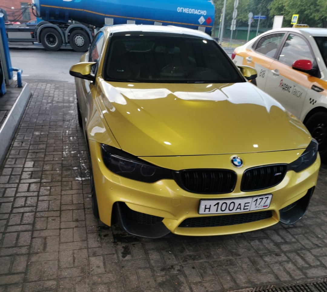 Как автолюбитель получал эстетическое удовольствие заправляя красивые и дорогие авто