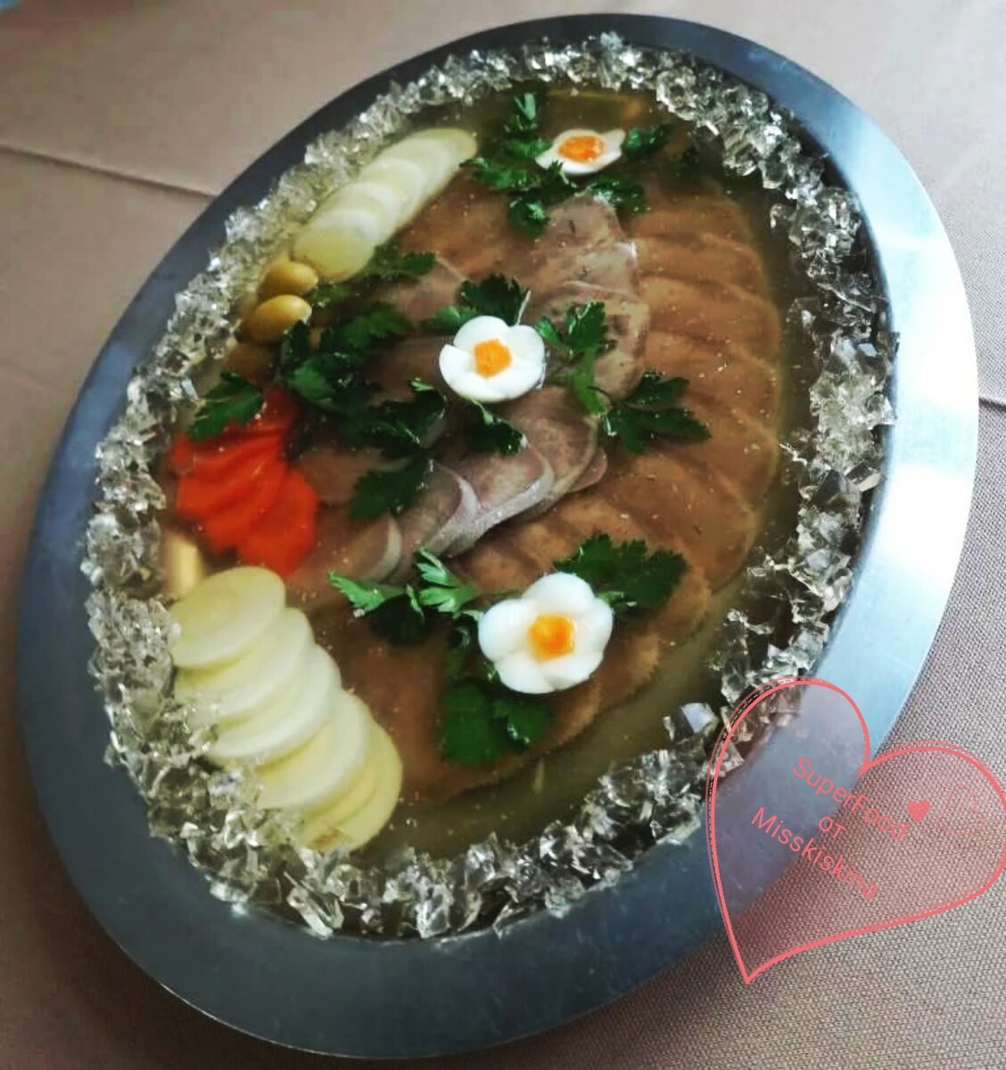 Ингредиенты  :  Говядина (Вырезка). 500 г, морковь шт., желатин — 2 пачки (на 1 л воды), зелень и 1 яйцо, сваренное вкрутую для украшения; соль и перец — по вкусу.