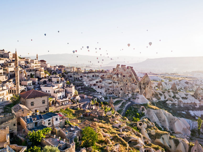 УЧХИСАР ПОХОЖ НА ВАВИЛОНСКУЮ БАШНЮ. ТАКУЮ, КАКОЙ ЕЕ ВИДЕЛ БРЕЙГЕЛЬ. НА ФОТО — МАЛЫЙ «ЗАМОК» И ОТЕЛЬ ARGOS IN CAPPADOCIA.