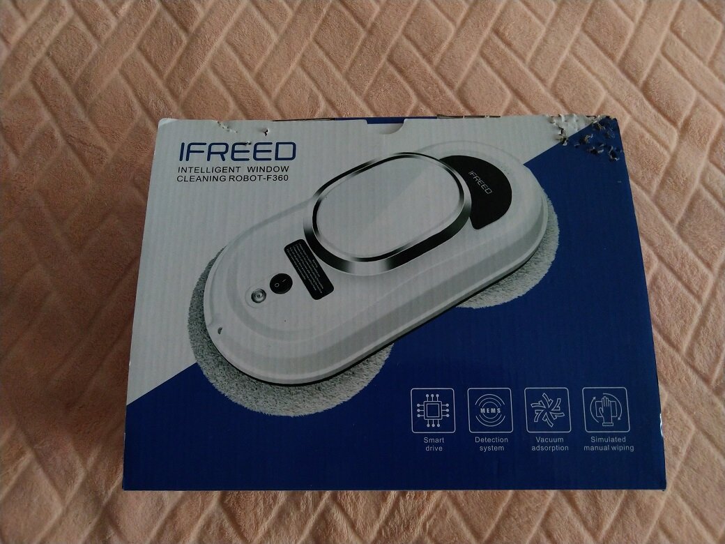 Коробка с роботом. Дырочки сверху - следы кошачьих зубов.