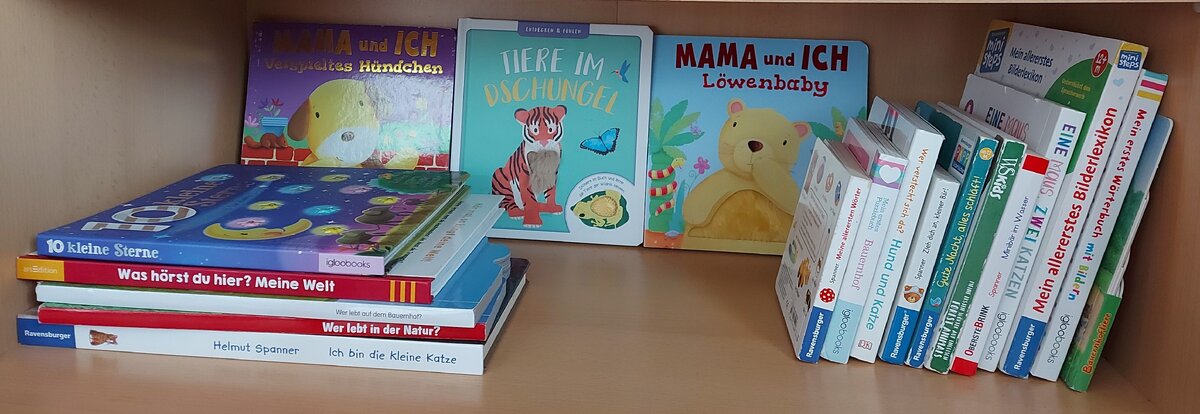 Наша книжная полка для годовасика