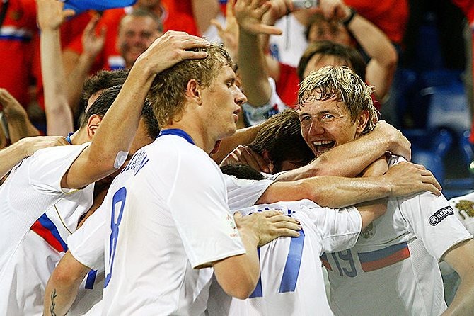 Денис Колодин (слева), Роман Павлюченко. Матч Россия - Голландия (3:1). 2008 год.    Фото: news.sportbox.ru