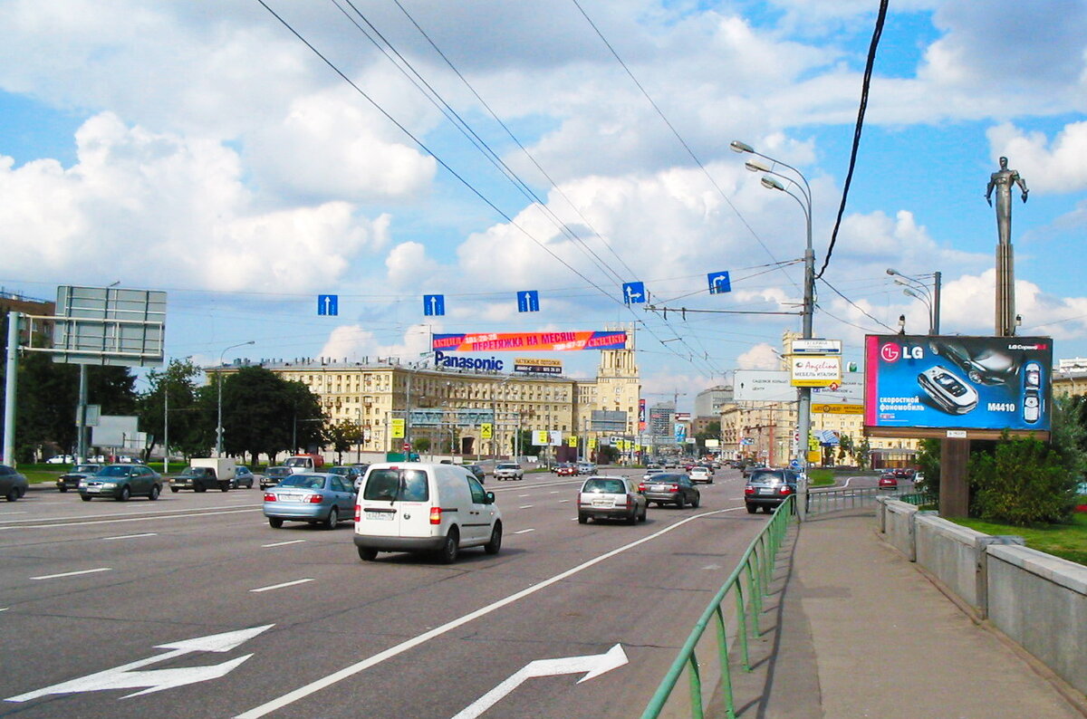 Москва образца 2005 года. Тогда еще с растяжками реклам, активным троллейбусным движением. 