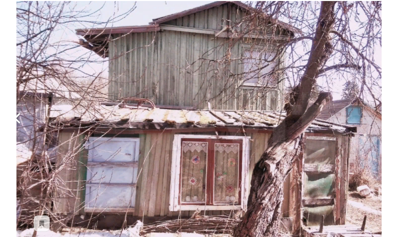 А это сзади домика пристроены сарайки. Туалета нет.