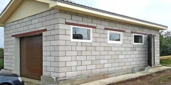 экологическая чистота материала. В процессе изготовления газоблоков не применяются вредные компоненты, оказывающие отрицательное воздействие на здоровье людей. При эксплуатации не происходит выделение токсичных веществ. Получить собственноручно выполненную постройку, сэкономив при этом деньги – не единственное преимущество гаража из газобетонных блоков