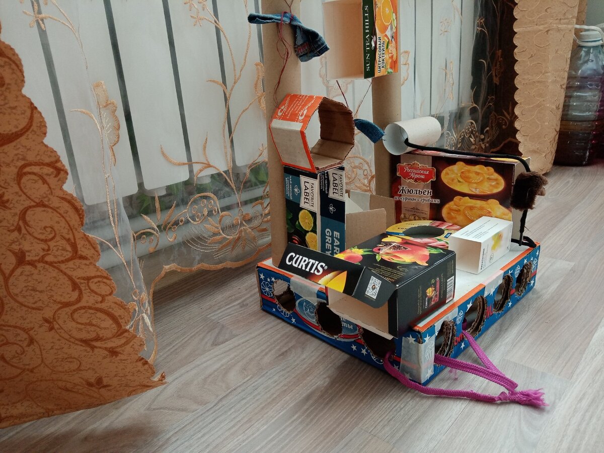 развивающая игрушка для кошек из подручных материалов